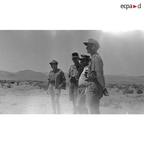 Le capitaine (Hauptmann) Bach, commandant du 1er bataillon du Schützen-Regiment 10/4 et le commandant (Major) Panzenhagen inspecte le front de Sollum.
