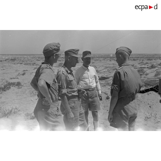 Le capitaine (Hauptmann) Bach, commandant du 1er bataillon du Schützen-Regiment 10/4 et le commandant (Major) Panzenhagen inspecte le front de Sollum.