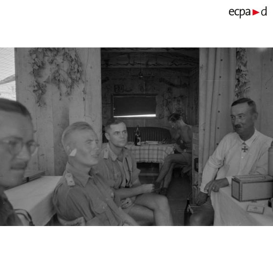 Rencontre entre le capitaine (Hauptmann) Bach, commandant du 1er bataillon du Schützen-Regiment 10/4 et le commandant (Major) Panzenhagen.