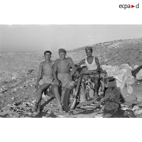 Deux soldats italiens et un artilleur allemand sur un side-car BMW R12.