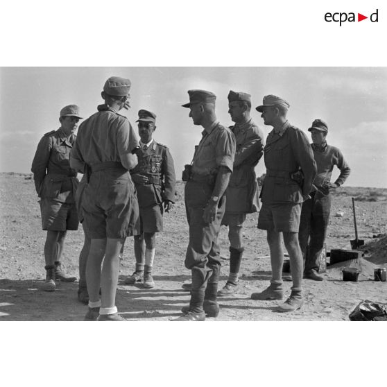 Le capitaine Bach, le commandant Panzenhagen, et le Major italien Pardi visitent le front de Soloum (Sollum).