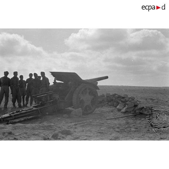 Artilleurs italiens derrière une pièce de 105 mm (105/28 Ansaldo).