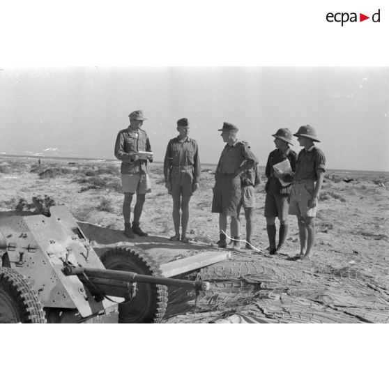 Le général (General der Panzertruppe) Philipp Müller-Gebhard (Gebhardt) commandant de l'Afrika-Korps inspecte le front de Solloum (Sollum) et le col d'Halfaya.