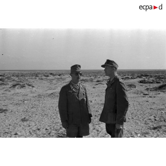 Le capitaine Wilhelm Bach en présence d'un capitaine lors d'une inspection du général Philipp Müller-Gebhard (Gebhardt) sur le front de Solloum (Sollum) et du col d'Halfaya.