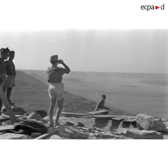 Des sapeurs du Génie de l'armée italienne établissent des positions sur les hauteurs de Halfayapass.