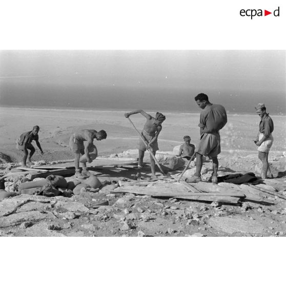 Des sapeurs du Génie de l'armée italienne établissent des positions sur les hauteurs de Halfayapass.