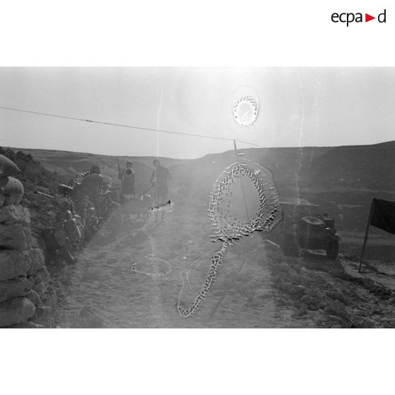 Des motocyclettes et une Kübelwagen sur les hauteurs du Halfayapass.