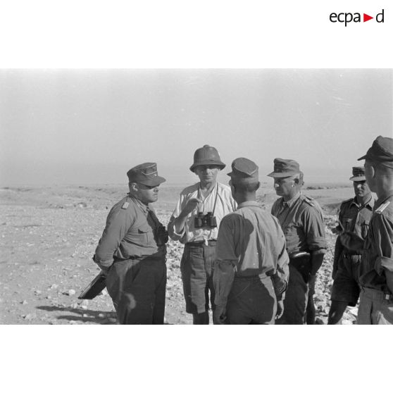 Le capitaine Bach et le Major Panzenhagen rencontrent le colonel (Oberst) Sümmermann et Faltenbacher.