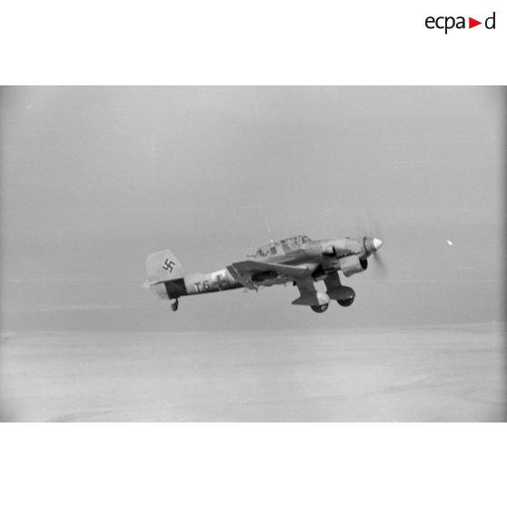 Une mission de bombardement du Sturzkampfgeschwader 2 sur la ville de Tobrouk.