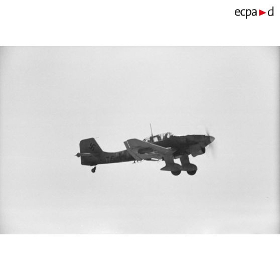 Une mission de bombardement du Sturzkampfgeschwader 2 sur la ville de Tobrouk.