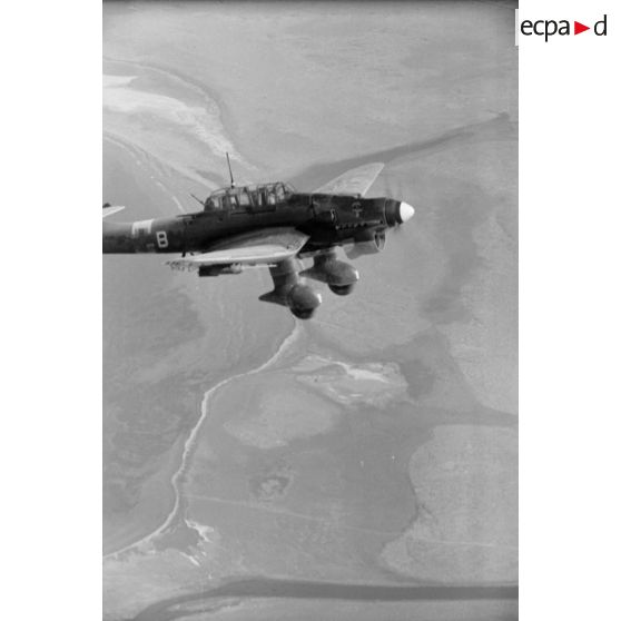 Une mission de bombardement du Sturzkampfgeschwader 2 sur la ville de Tobrouk.