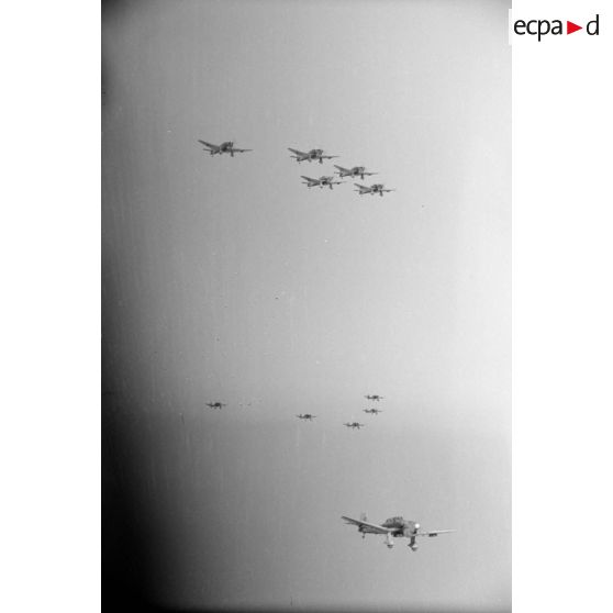 Une mission de bombardement du Sturzkampfgeschwader 2 sur la ville de Tobrouk.