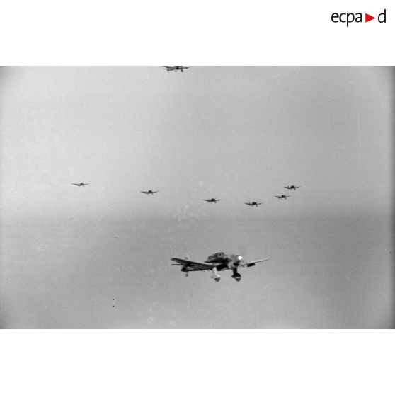 Une mission de bombardement du Sturzkampfgeschwader 2 sur la ville de Tobrouk.