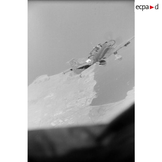 Une mission de bombardement du Sturzkampfgeschwader 2 sur la ville de Tobrouk.