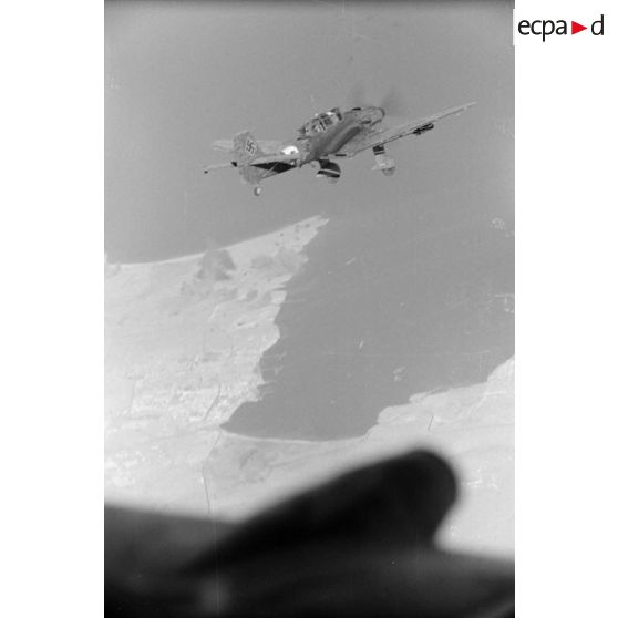 Une mission de bombardement du Sturzkampfgeschwader 2 sur la ville de Tobrouk.