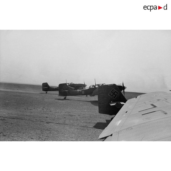 A bord d'un Junkers Ju-87 "Stuka" du Sturzkampfgeschwader StG-2 pour une mission de bombardement sur Tobrouk.