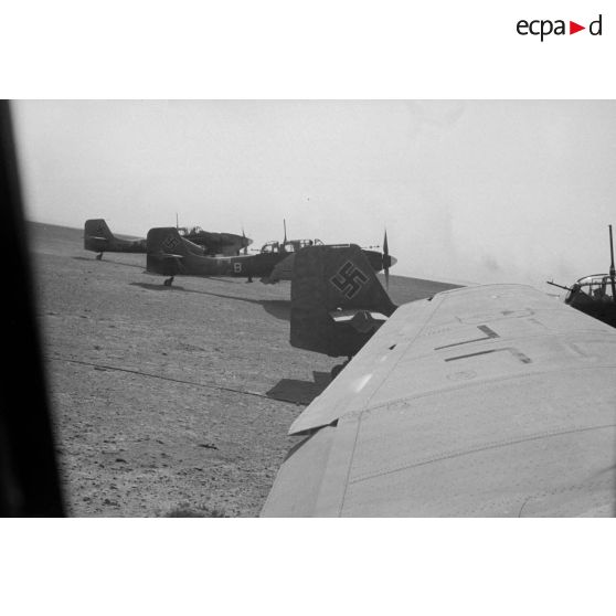 A bord d'un Junkers Ju-87 "Stuka" du Sturzkampfgeschwader StG-2 pour une mission de bombardement sur Tobrouk.
