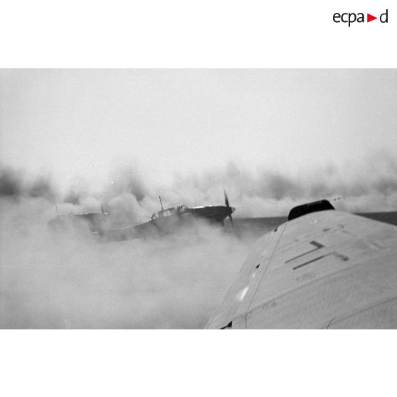 A bord d'un Junkers Ju-87 "Stuka" du Sturzkampfgeschwader StG-2 pour une mission de bombardement sur Tobrouk.