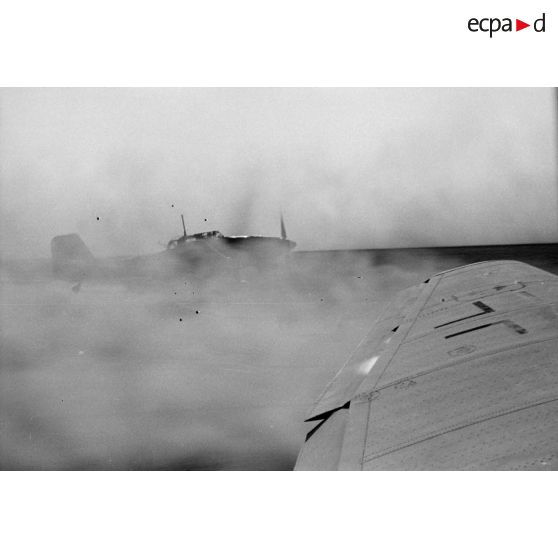 A bord d'un Junkers Ju-87 "Stuka" du Sturzkampfgeschwader StG-2 pour une mission de bombardement sur Tobrouk.