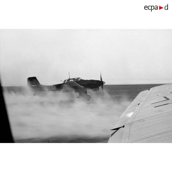 A bord d'un Junkers Ju-87 "Stuka" du Sturzkampfgeschwader StG-2 pour une mission de bombardement sur Tobrouk.