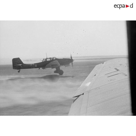 A bord d'un Junkers Ju-87 "Stuka" du Sturzkampfgeschwader StG-2 pour une mission de bombardement sur Tobrouk.