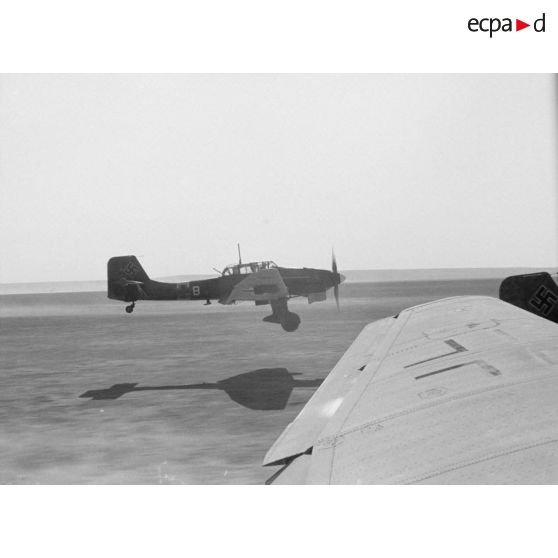 A bord d'un Junkers Ju-87 "Stuka" du Sturzkampfgeschwader StG-2 pour une mission de bombardement sur Tobrouk.