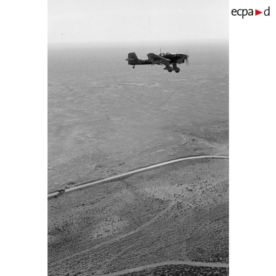 A bord d'un Junkers Ju-87 "Stuka" du Sturzkampfgeschwader StG-2 pour une mission de bombardement sur Tobrouk.