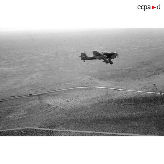 A bord d'un Junkers Ju-87 "Stuka" du Sturzkampfgeschwader StG-2 pour une mission de bombardement sur Tobrouk.