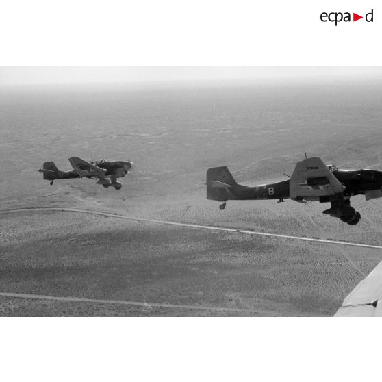 A bord d'un Junkers Ju-87 "Stuka" du Sturzkampfgeschwader StG-2 pour une mission de bombardement sur Tobrouk.