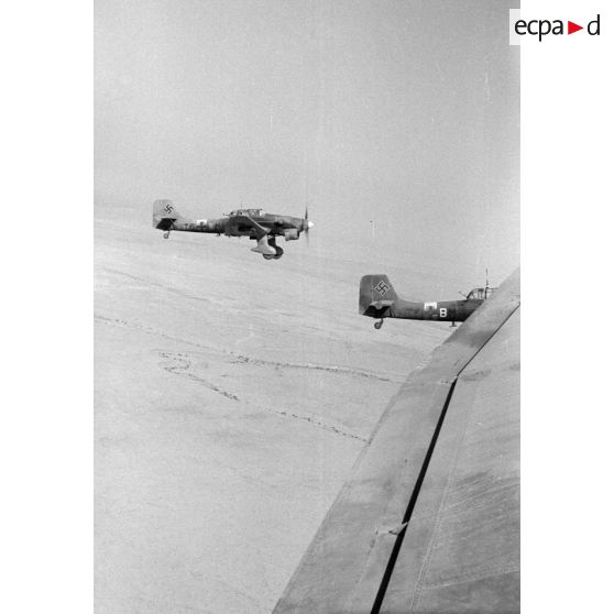 A bord d'un Junkers Ju-87 "Stuka" du Sturzkampfgeschwader StG-2 pour une mission de bombardement sur Tobrouk.