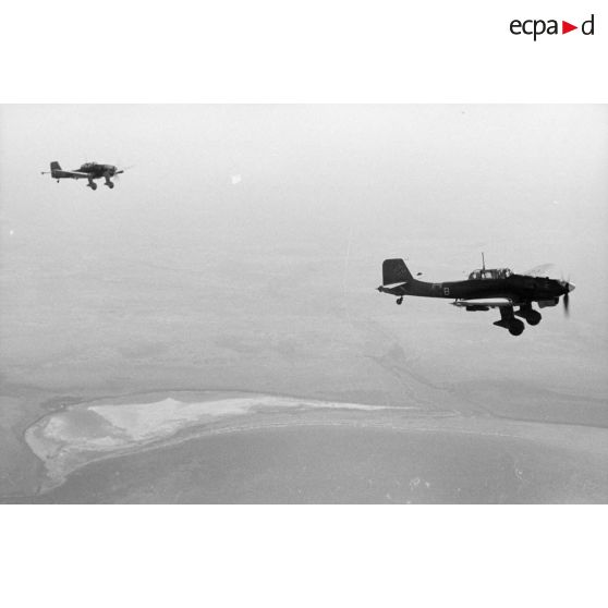 A bord d'un Junkers Ju-87 "Stuka" du Sturzkampfgeschwader StG-2 pour une mission de bombardement sur Tobrouk.