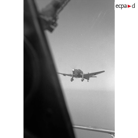 A bord d'un Junkers Ju-87 "Stuka" du Sturzkampfgeschwader StG-2 pour une mission de bombardement sur Tobrouk.