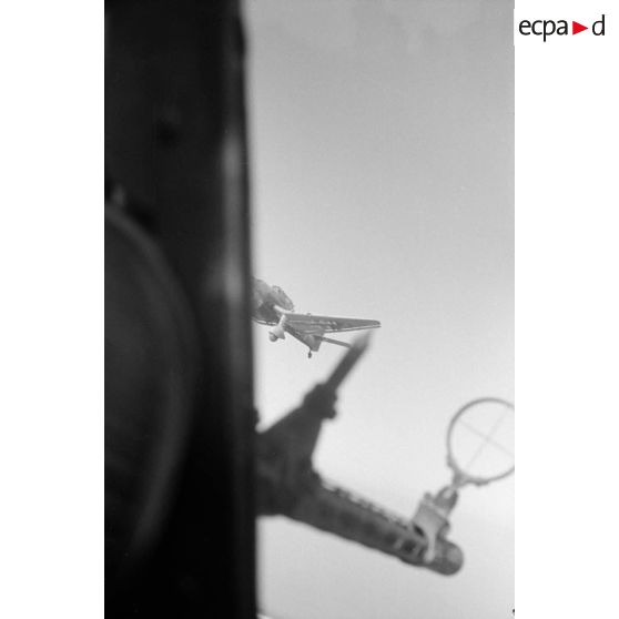 A bord d'un Junkers Ju-87 "Stuka" du Sturzkampfgeschwader StG-2 pour une mission de bombardement sur Tobrouk.