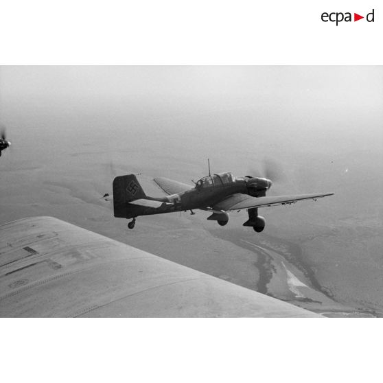 A bord d'un Junkers Ju-87 "Stuka" du Sturzkampfgeschwader StG-2 pour une mission de bombardement sur Tobrouk.