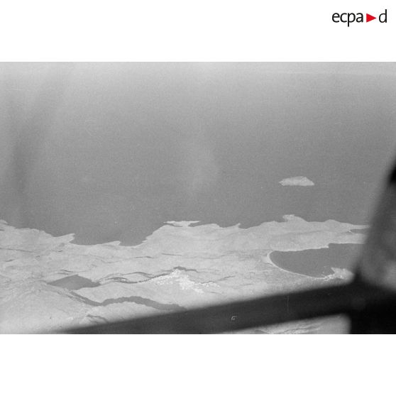Survol de plusieurs îles gresques à bord d'un bombardier Heinkel He-111 du Kampfgeschwader KG-26 .