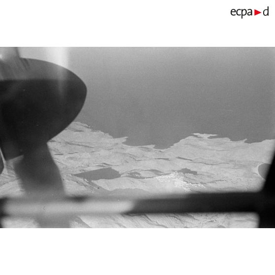 Survol de plusieurs îles gresques à bord d'un bombardier Heinkel He-111 du Kampfgeschwader KG-26 .