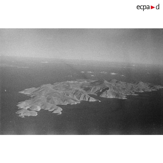 Survol de plusieurs îles gresques à bord d'un bombardier Heinkel He-111 du Kampfgeschwader KG-26 .