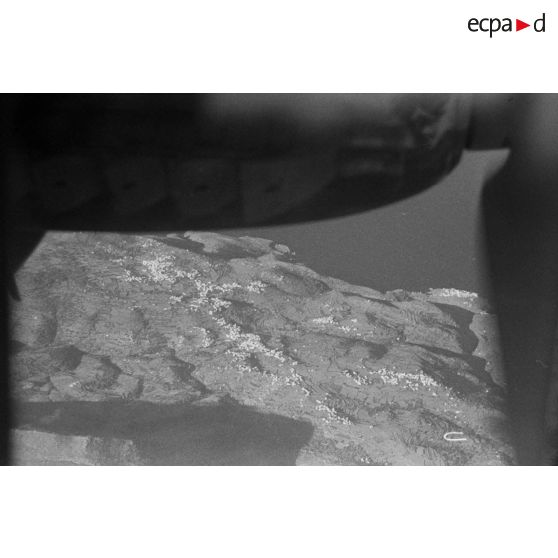 Survol de plusieurs îles gresques à bord d'un bombardier Heinkel He-111 du Kampfgeschwader KG-26 .