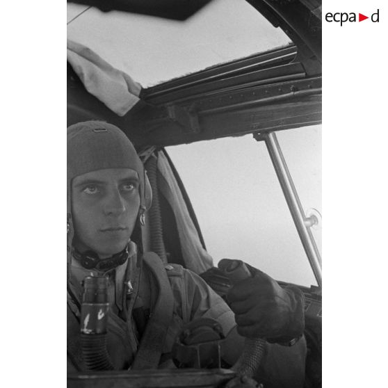 Le pilote d'un bombardier Heinkel He-111 du Kampfgeschwader KG-26 lors d'un survol de plusieurs îles gresques.