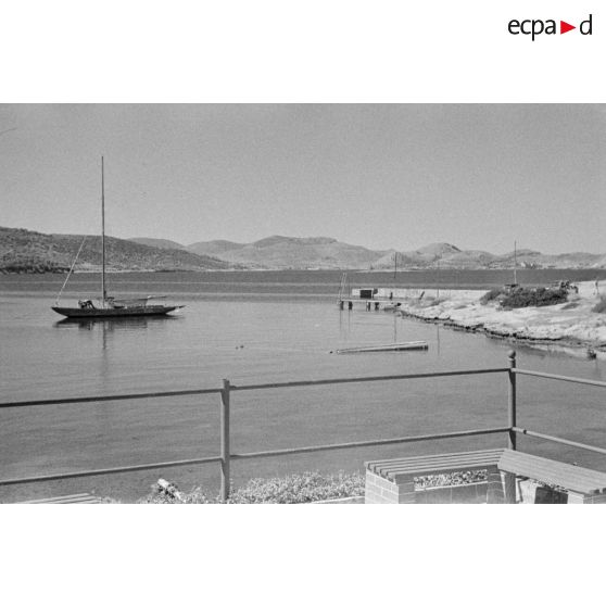 Sur la base aérienne de Skaramanga, occupée par le IIe groupe du Kampfgeschwader (II/KG.26)