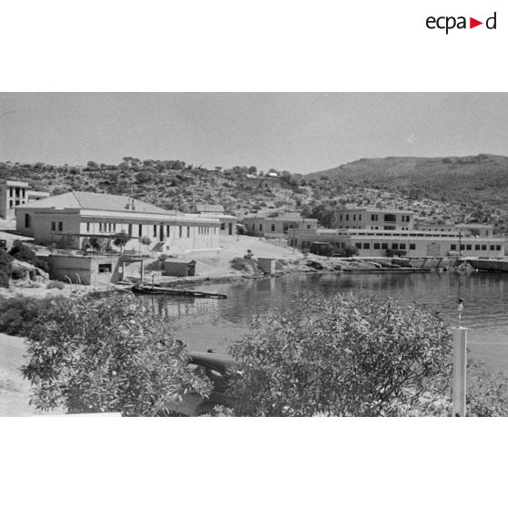 Sur la base aérienne de Skaramanga, occupée par le IIe groupe du Kampfgeschwader (II/KG.26)