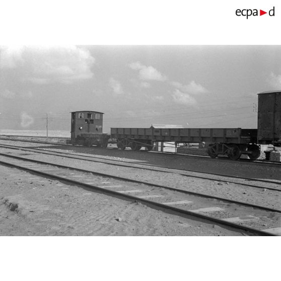 Arrimage de pousse-wagon à des wagons abandonnés sur une voie ferrée.