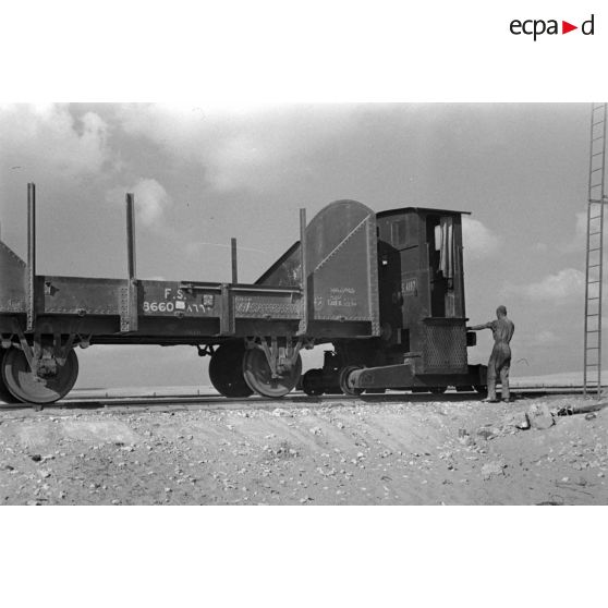 Arrimage de pousse-wagon à des wagons abandonnés sur une voie ferrée.