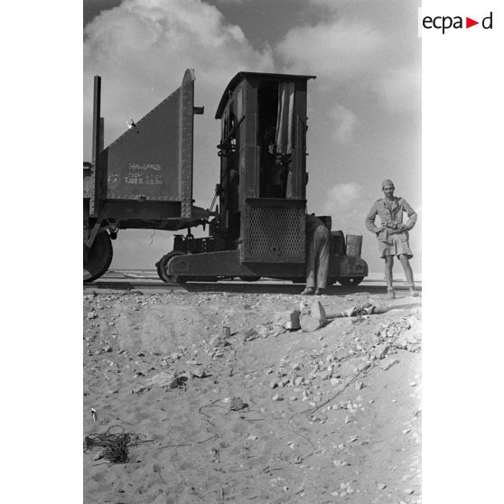 Arrimage de pousse-wagon à des wagons abandonnés sur une voie ferrée.