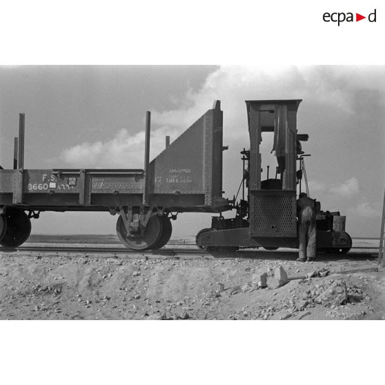 Arrimage de pousse-wagon à des wagons abandonnés sur une voie ferrée.