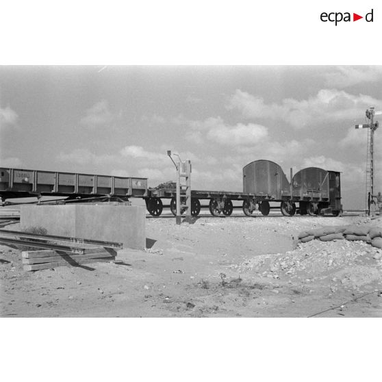 Arrimage de pousse-wagon à des wagons abandonnés sur une voie ferrée.