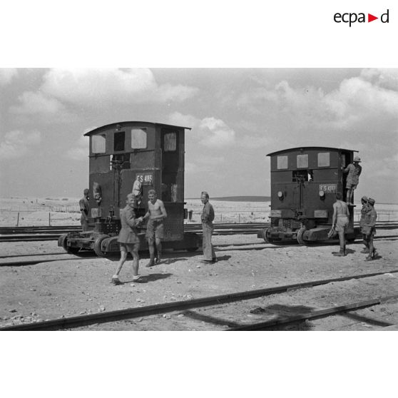 Arrimage de pousse-wagon à des wagons abandonnés sur une voie ferrée.