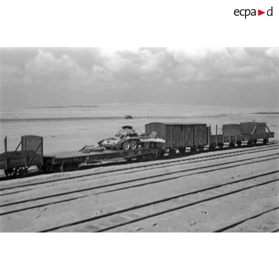 Un char Crusader Mark I à bord d'un train abandonné.