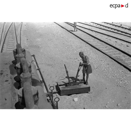 Le personnel italien de la gare effectue un changement d'aiguillage (photographié depuis une locomotive Henschel diesel).