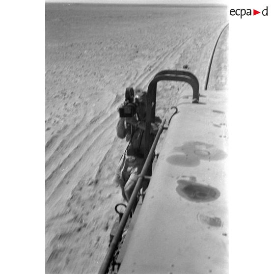 Un caméraman de la Luftwaffe Kriegsberichter Kompanie monte sur une locomotive diesel Henschel.